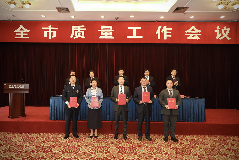 2开云在线手机入口集团创始人、董事长单俊伟（右二）上台领奖.jpg